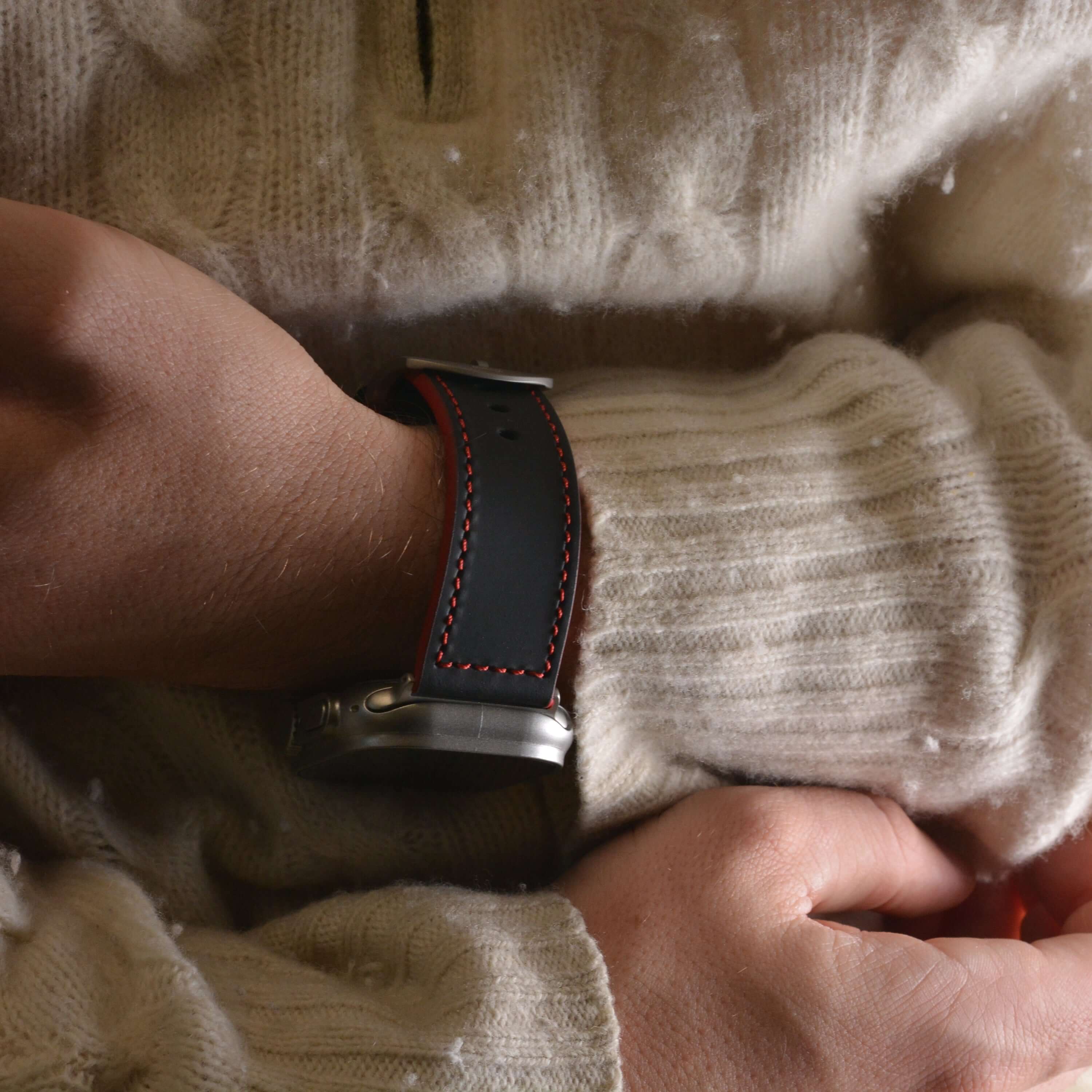Das Apex – Apple Watch Armband aus schwarzem Motorsport-Kalbleder - Image 4