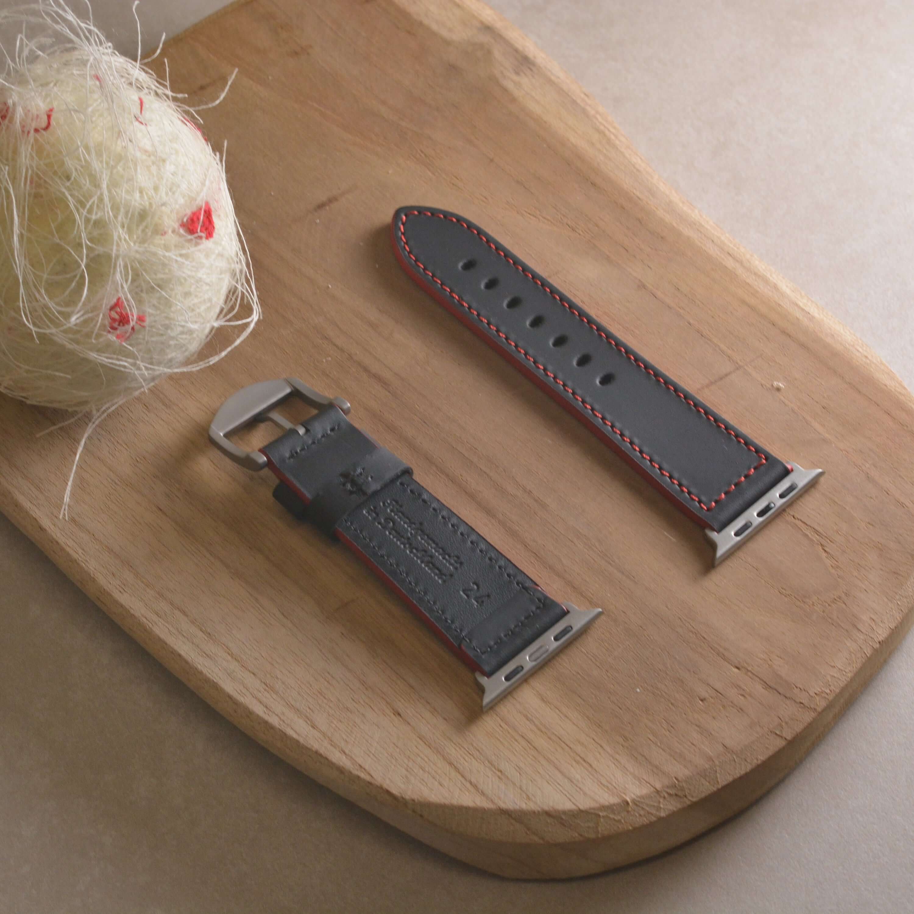 Das Apex – Apple Watch Armband aus schwarzem Motorsport-Kalbleder - Image 7
