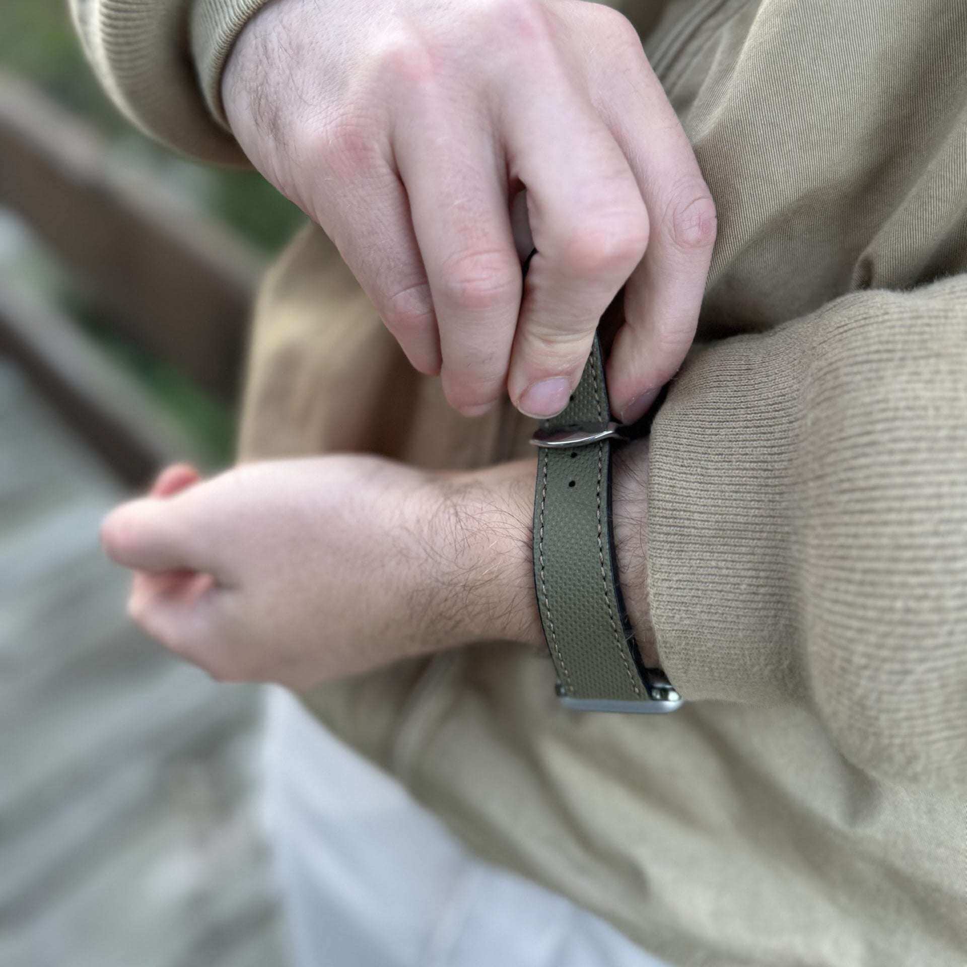 Olivgrünes Apple Watch Lederarmband Wasserfest | Nautilus - Image 10