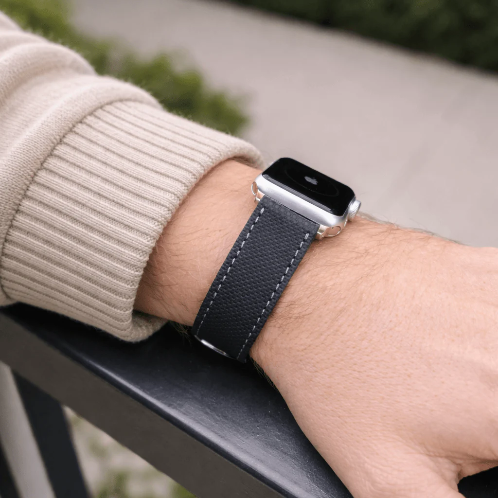 Nautilus Apple Watch Lederarmband – Schwarz, Wasserfest - Image 4