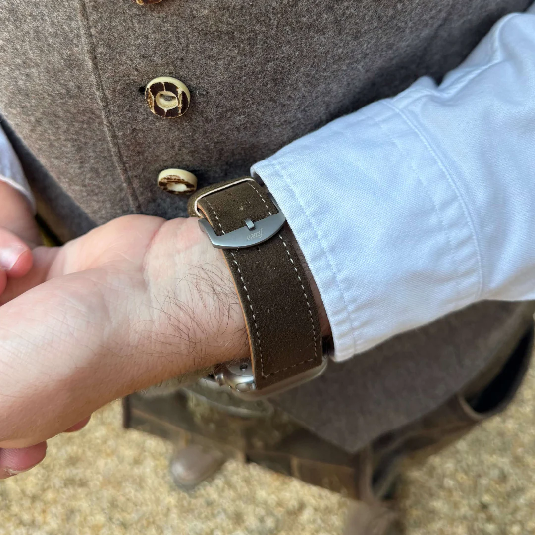 Dunkelbraunes 24mm Apple Watch Ultra Lederhosen Armband – aus altsämisch gegerbtem Hirschleder - Image 10