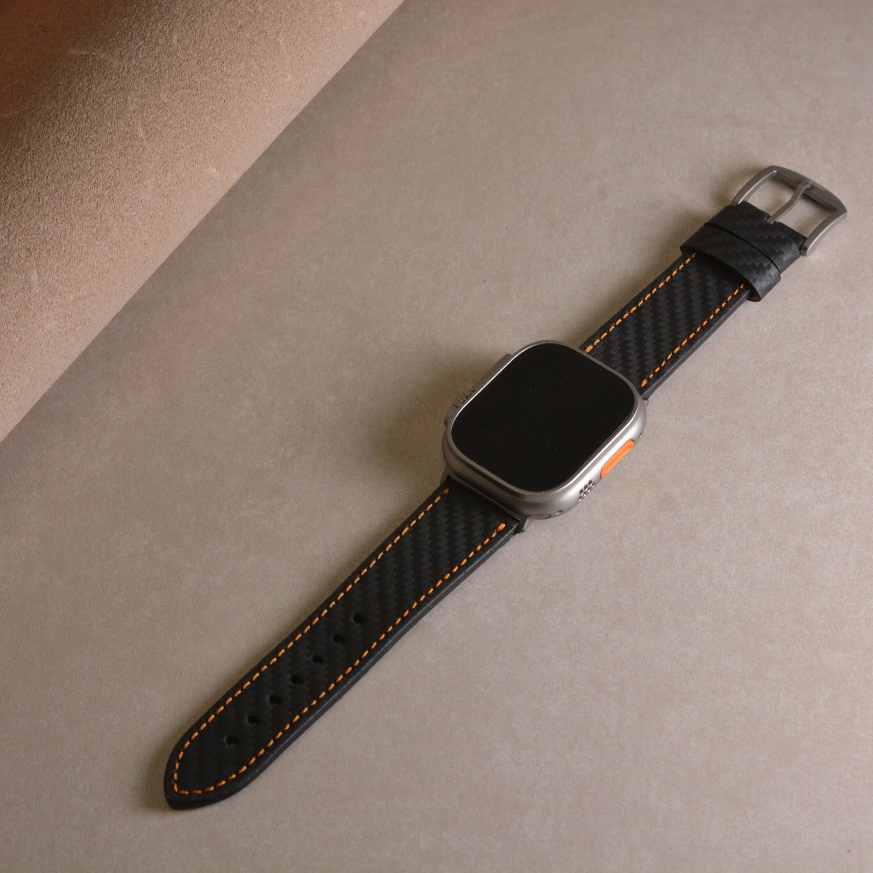 Bergwerk Carbon Orange – Apple Watch Band mit hochwertiger LederCarbon-Struktur - Image 6