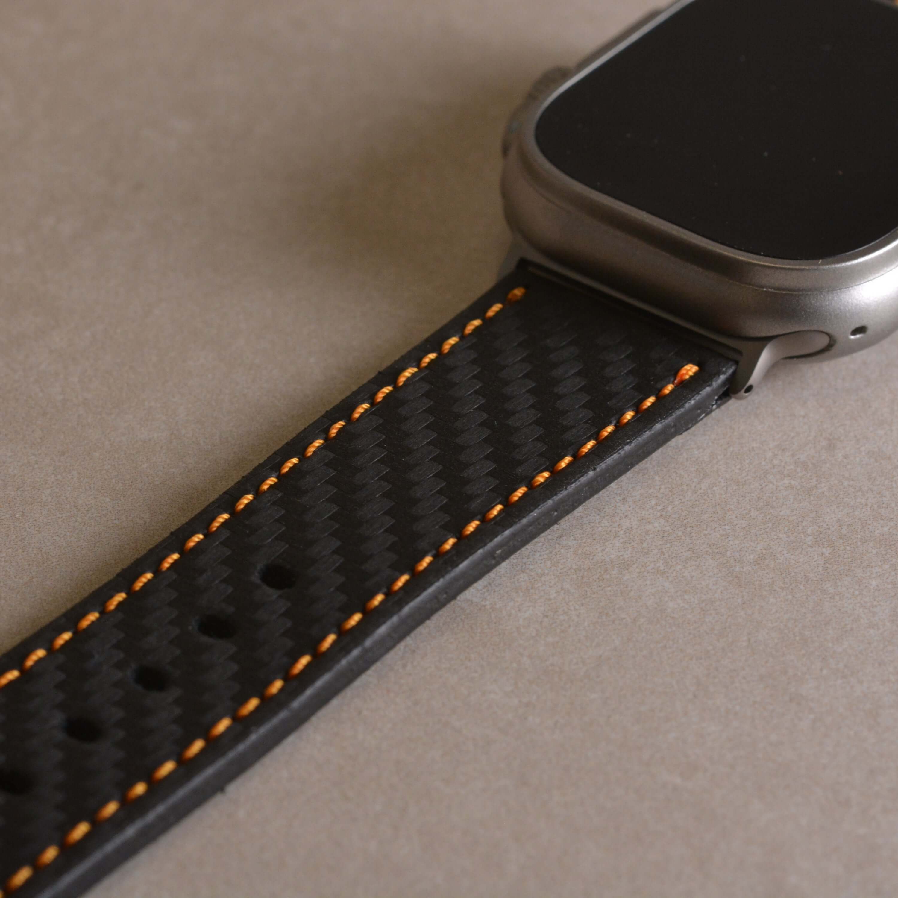 Bergwerk Carbon Orange – Apple Watch Band mit hochwertiger LederCarbon-Struktur - Image 7