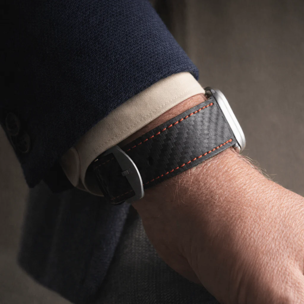 Bergwerk Carbon Rot – Apple Watch Band mit hochwertiger LederCarbon-Struktur - Image 4
