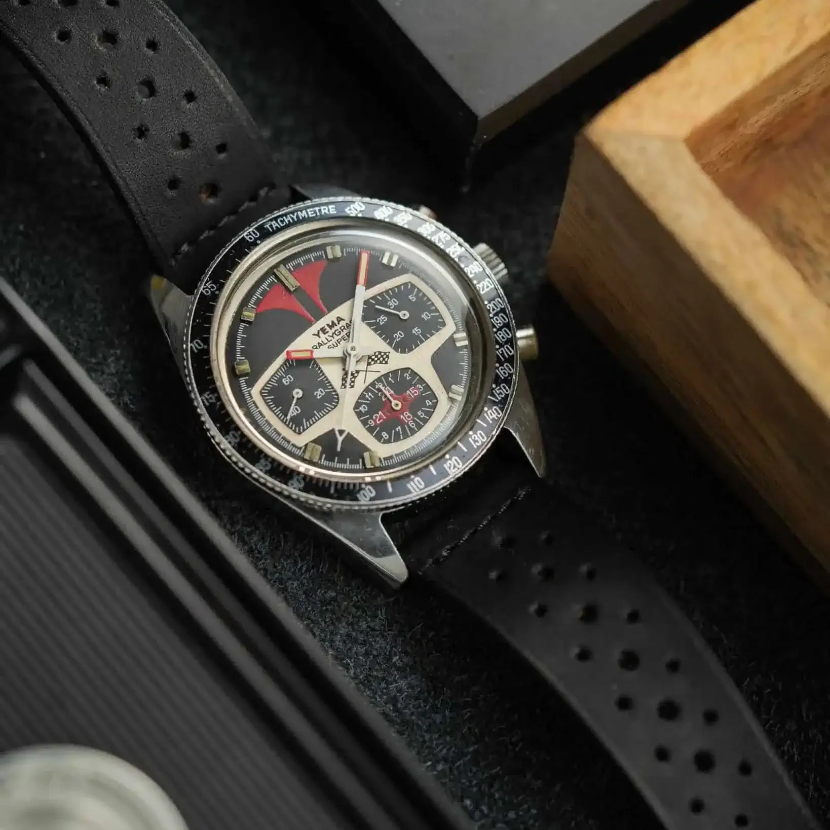 Paris Racing – Armband aus Barenia-Leder mit sportlicher Lochprägung - Image 3